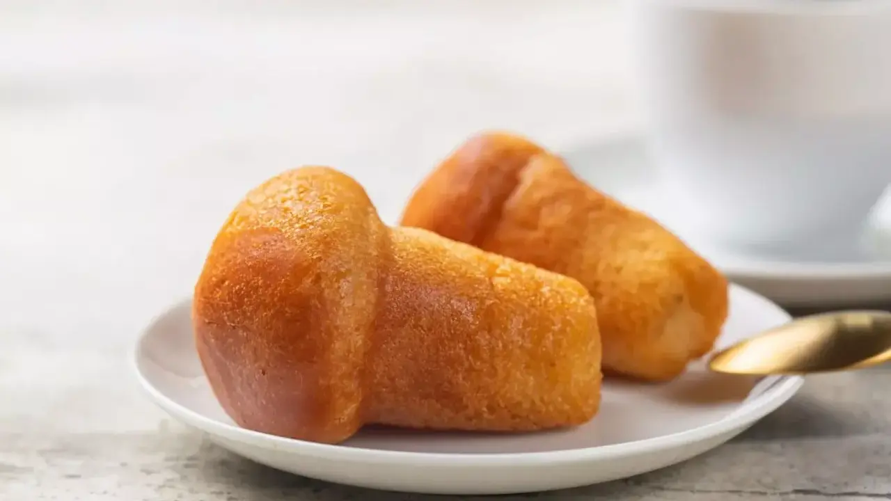 Babà Napoletano: Storia, Ricetta e Dove Assaggiare il Migliore