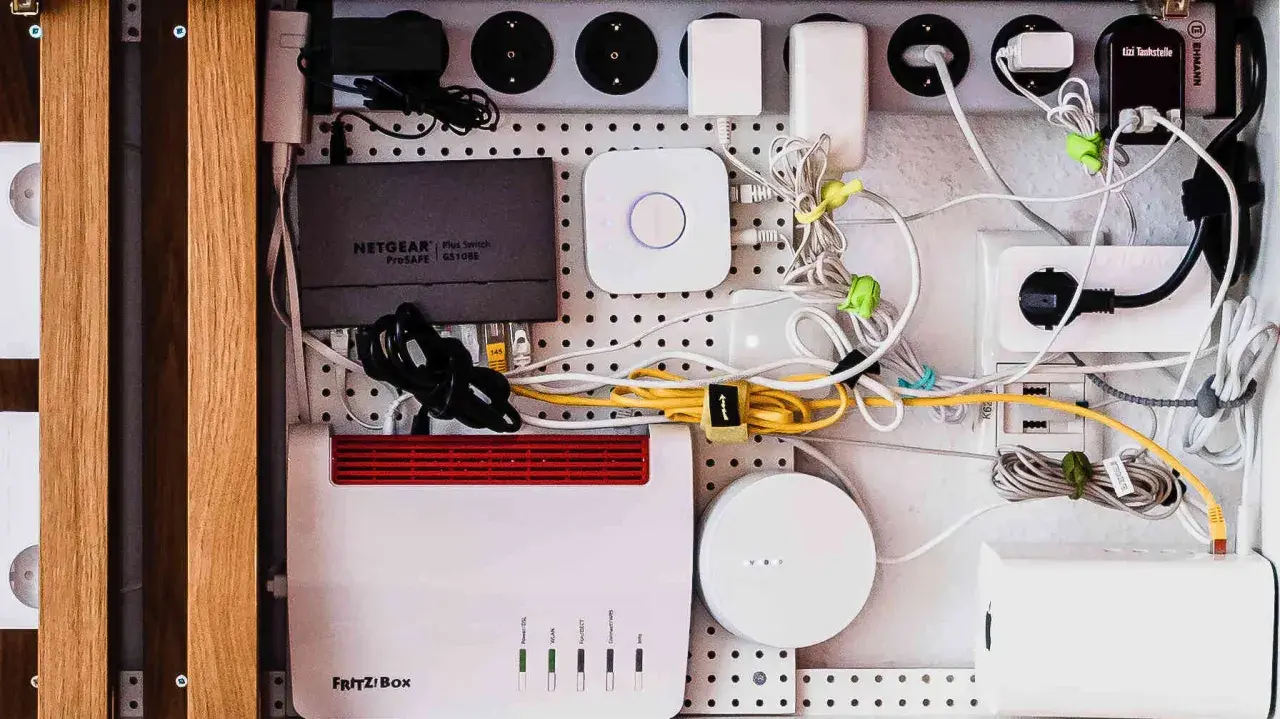 Vernetztes **smartes Zuhause**: Fritz!Box, Netgear Switch und diverse Hubs für ein intelligentes Heim.
