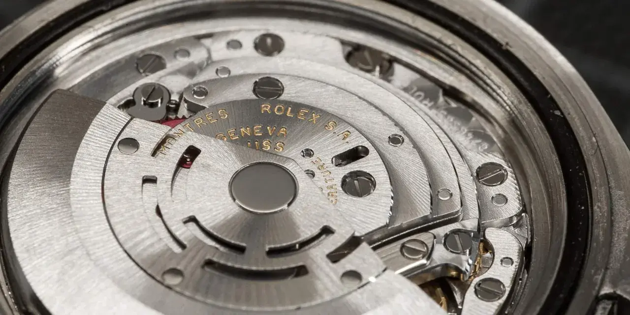 Dettaglio del movimento di un Rolex, con incisioni "Montres Rolex Geneva Swiss" e "Rattrapante".