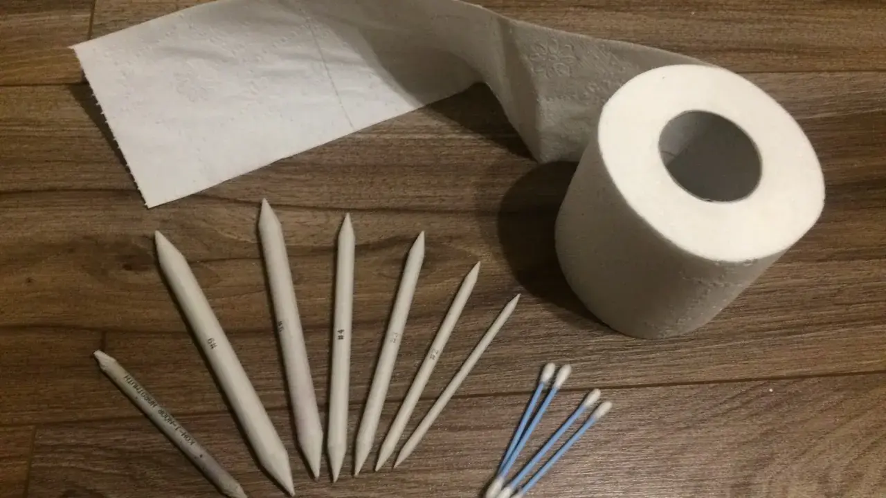 Narzędzia do blendowania: papier toaletowy, pędzle i patyczki higieniczne. Dowiedz się, jak rozcierać pastele olejne.