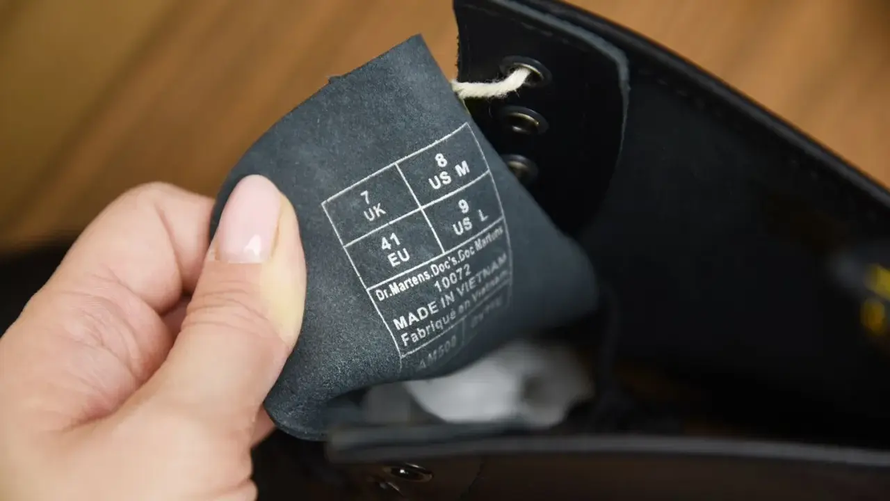 Metka z rozmiarem i informacją "Made in Vietnam" na wewnętrznej stronie buta to klucz do tego, jak rozpoznać oryginalne Martensy.