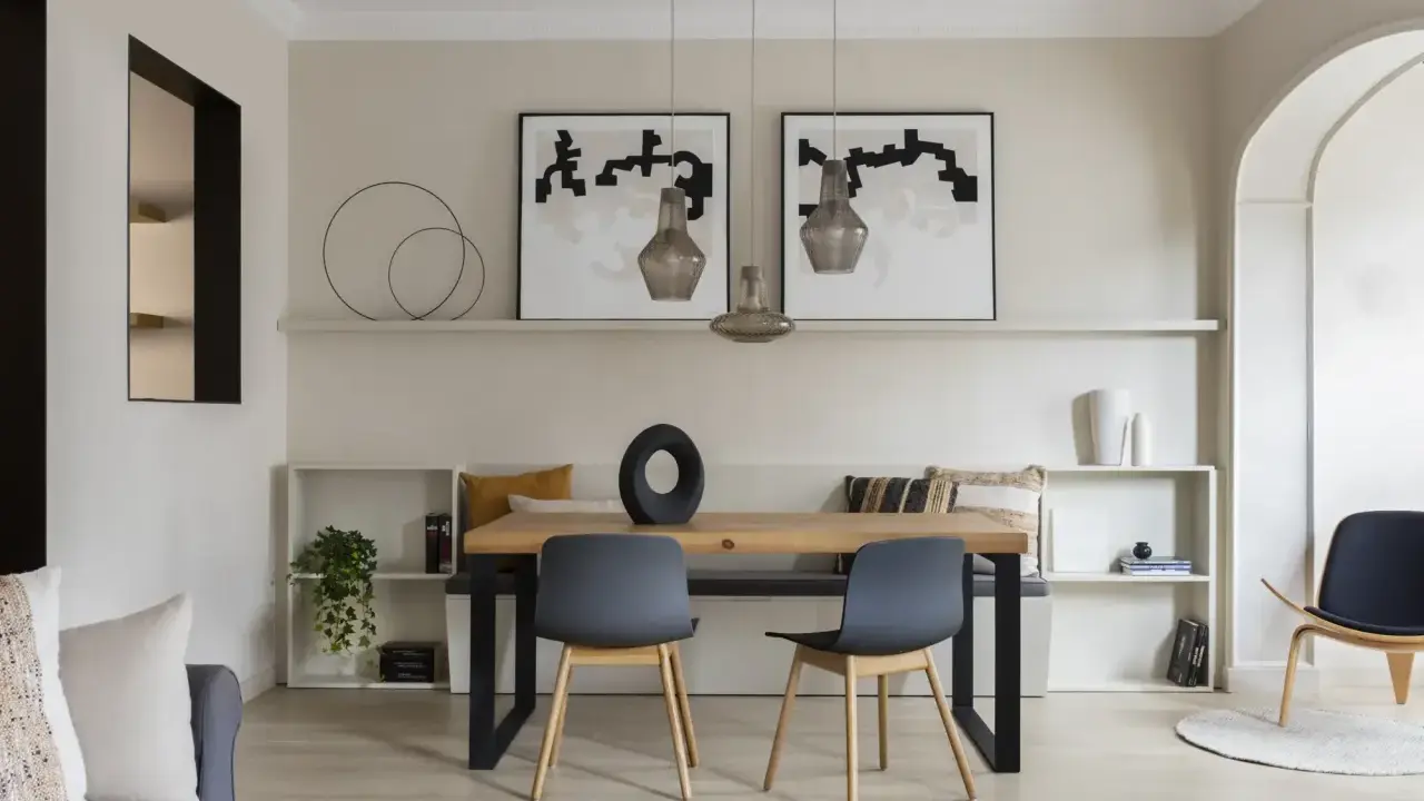 Comedor moderno con paredes color beige arena, mesa de madera, sillas grises y arte abstracto.