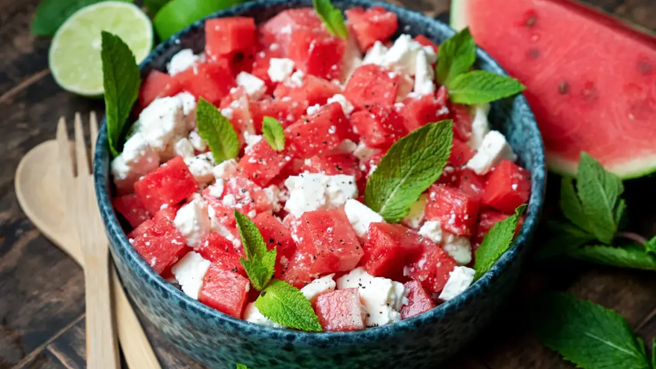 Erfrischender Melonen Feta Salat mit Minze und Limette, perfekt für heiße Tage.
