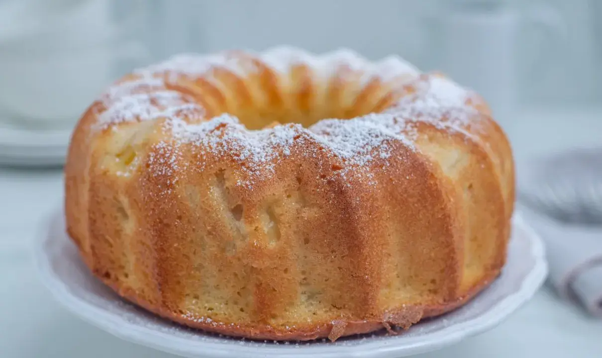 Puszyste ciasto cytrynowe, oprószone cukrem pudrem, czeka na spróbowanie. Idealne na popołudniową herbatę.