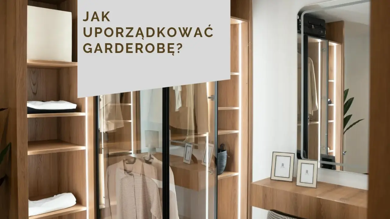 Jak urządzić małą garderobę? Drewniane półki, oświetlenie LED i lustro tworzą funkcjonalną przestrzeń.