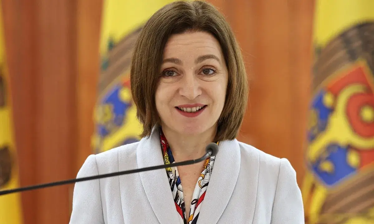 Uśmiechnięta polityk przemawia do mikrofonu. To inspirujący przykład projektu kampanii wyborczej.