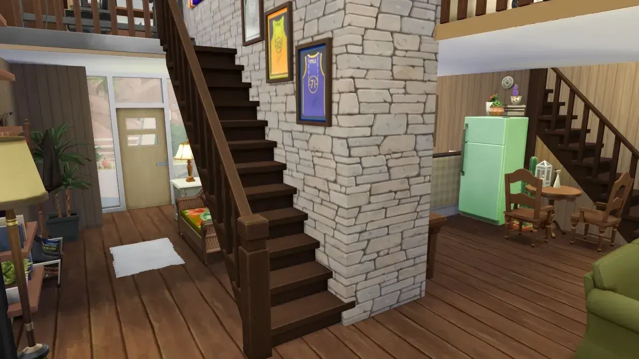 Wnętrze domu w The Sims 4: drewniane schody, kamienna ściana, jasna lodówka i przytulne meble. Idealne do budowania!