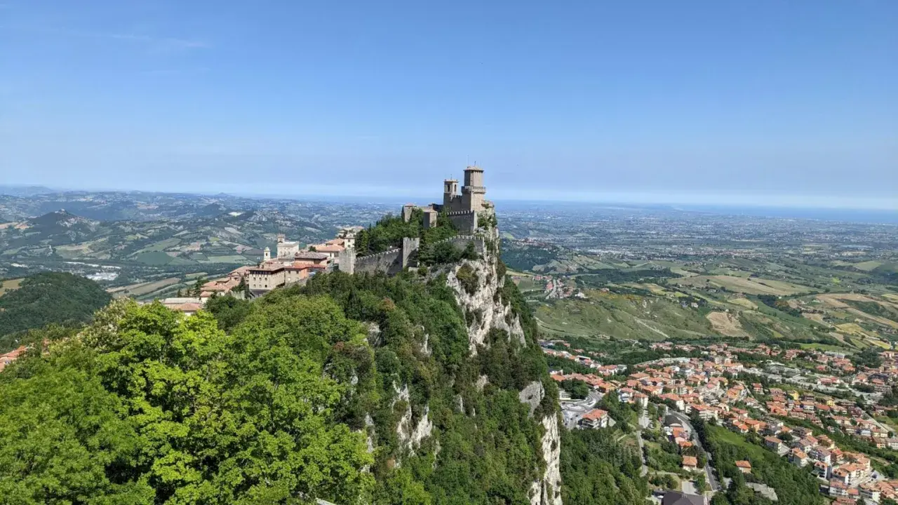 Widok na San Marino z zamkiem na skale. Idealne miejsce, by sprawdzić, jak dojechać z Rimini do San Marino.