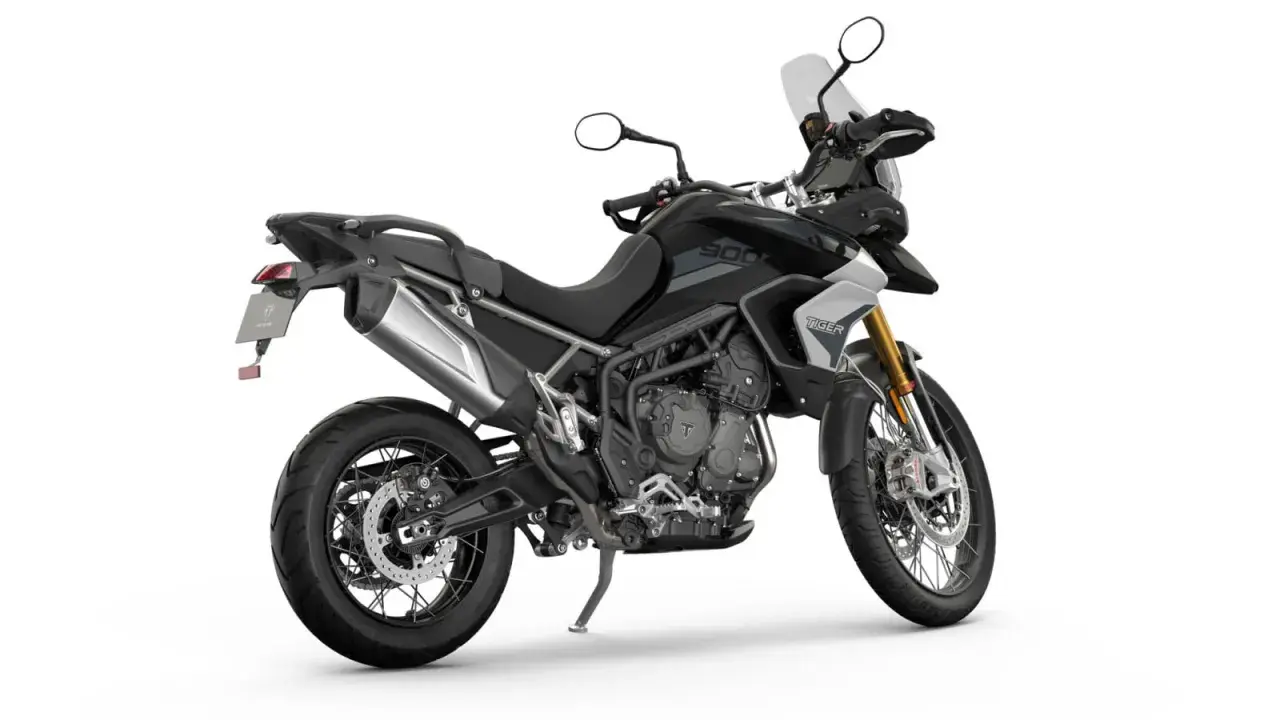 Czarny motocykl Triumph Tiger 900, gotowy na przygody. Sprawdź jego dane techniczne!