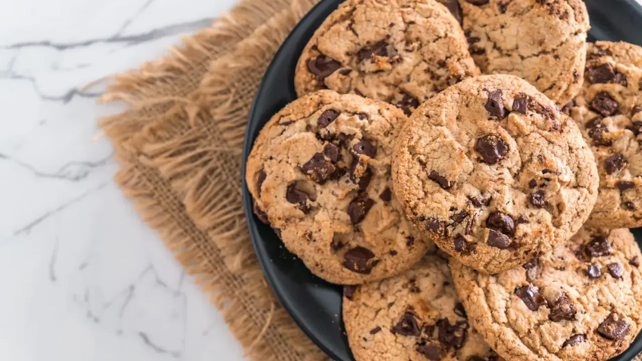 Assiette de cookies aux pépites de chocolat, parfaits après une cuisson réussie en chaleur tournante.