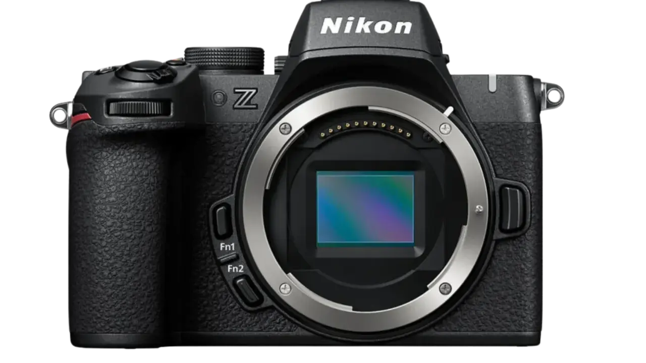 Cámara Nikon Z50, ideal para quienes buscan opiniones de calidad. Sensor visible, diseño ergonómico.