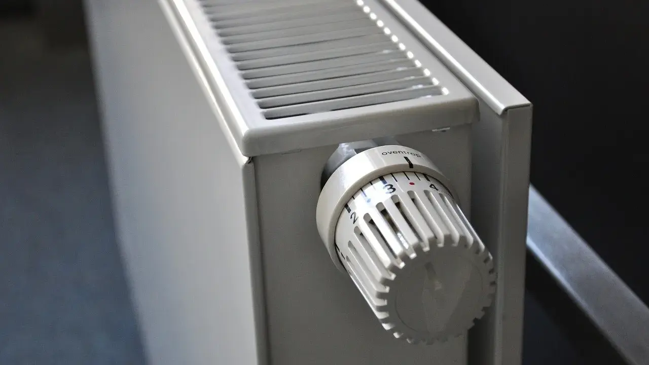 Biały grzejnik aluminiowy z termostatem. Dowiedz się, jak wyczyścić grzejnik aluminiowy w środku, by działał sprawniej.
