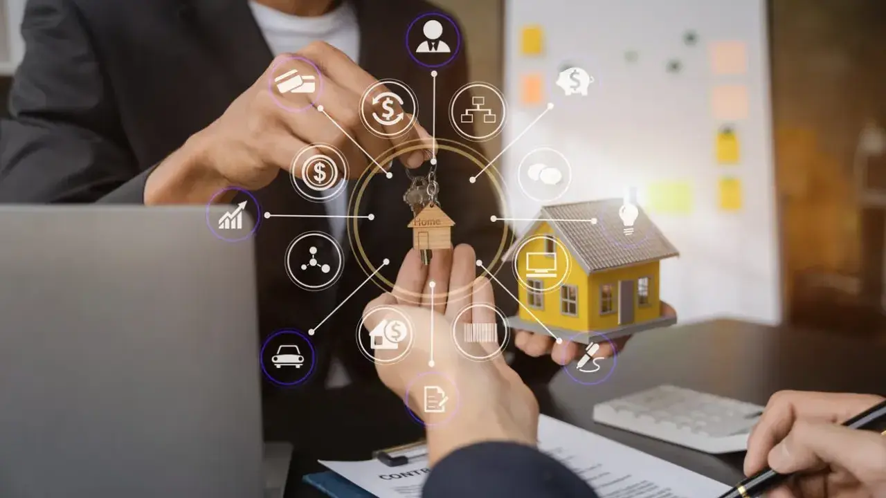 Remise de clés d'une maison miniature, symbolisant la gestion immobilière et les défis du paiement irrégulier et tardif des loyers.
