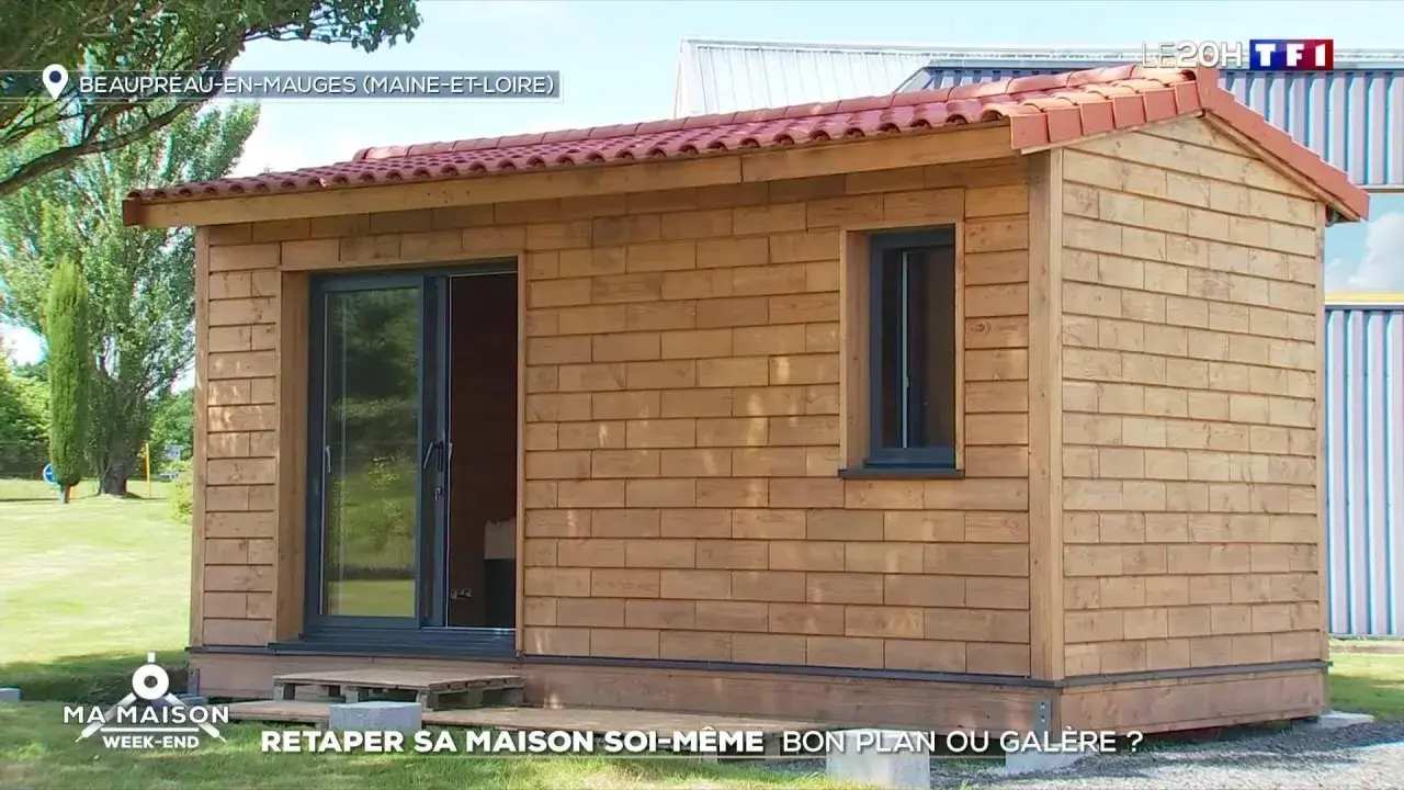 Petite maison en bois avec une porte coulissante vitrée et une fenêtre. Un projet pour retaper sa maison soi-même.