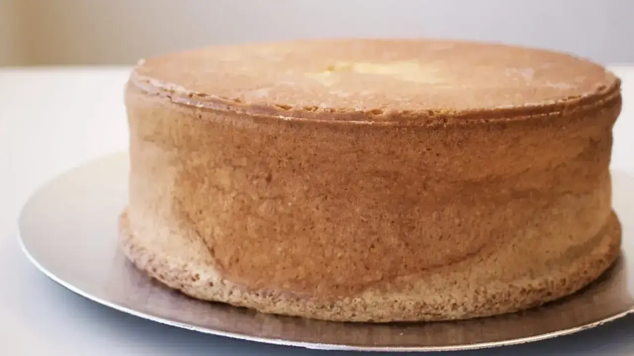 En gyllene sockerkaksbotten, redo för en läcker fyllning tårta.