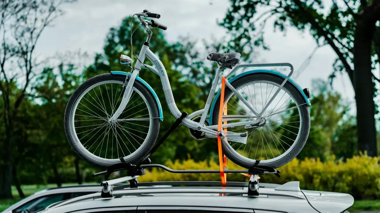 Gotowy na wycieczkę mtb do lasu? Rower na dachu samochodu czeka na przygodę.