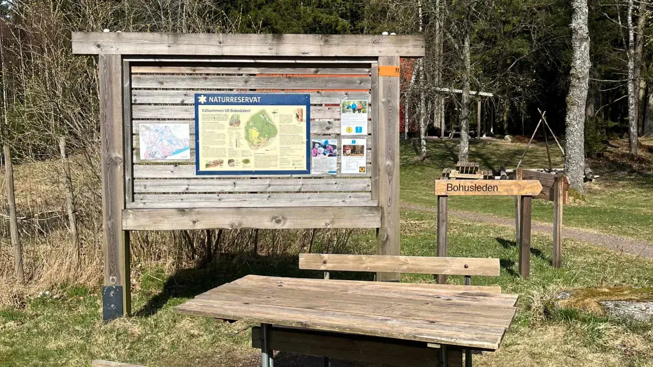 Vid torpet Freden finns en informationstavla om naturreservatet Bokedalen och en skylt som visar vägen till Bohusleden.