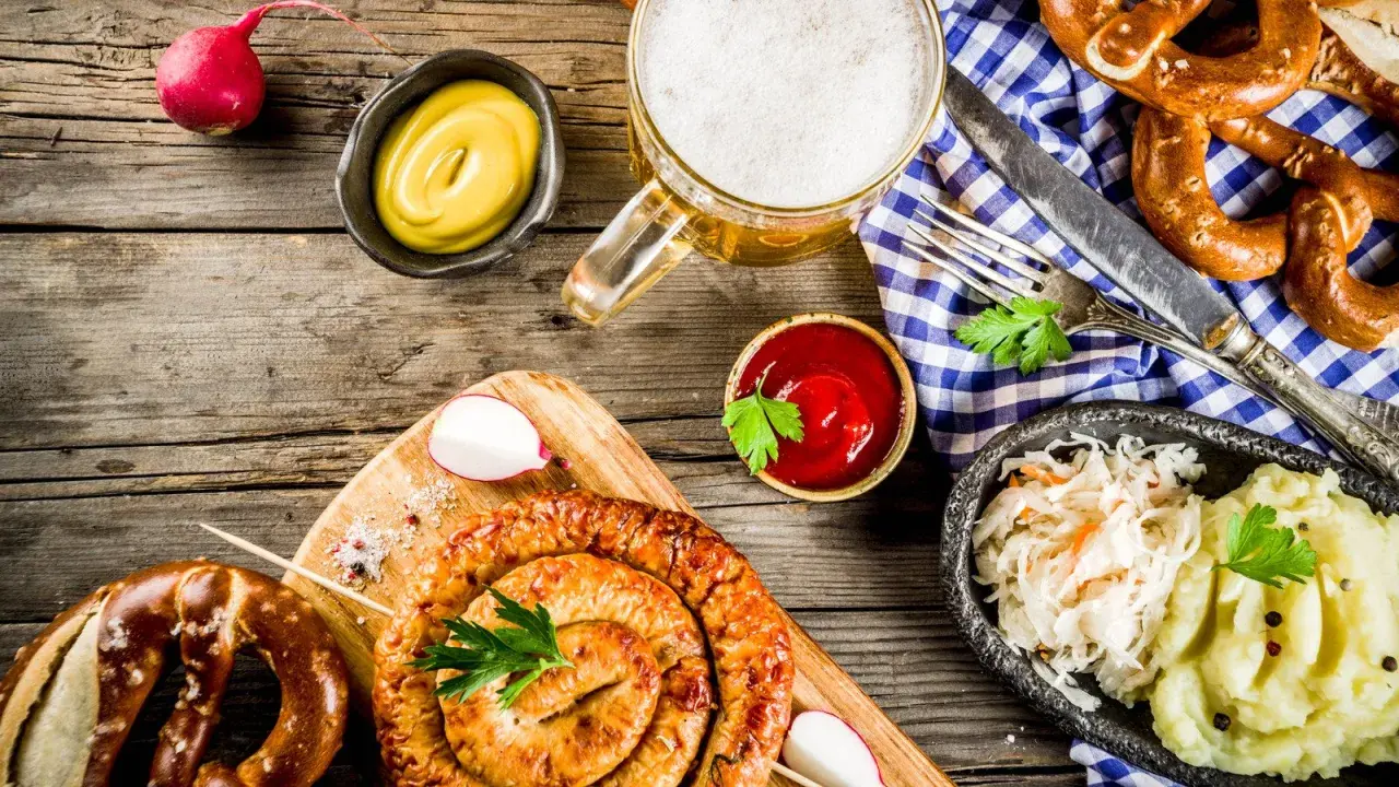 Salchicha en espiral, puré de patatas, chucrut, pretzels y cerveza. ¡Una excelente idea de qué comer en Múnich!