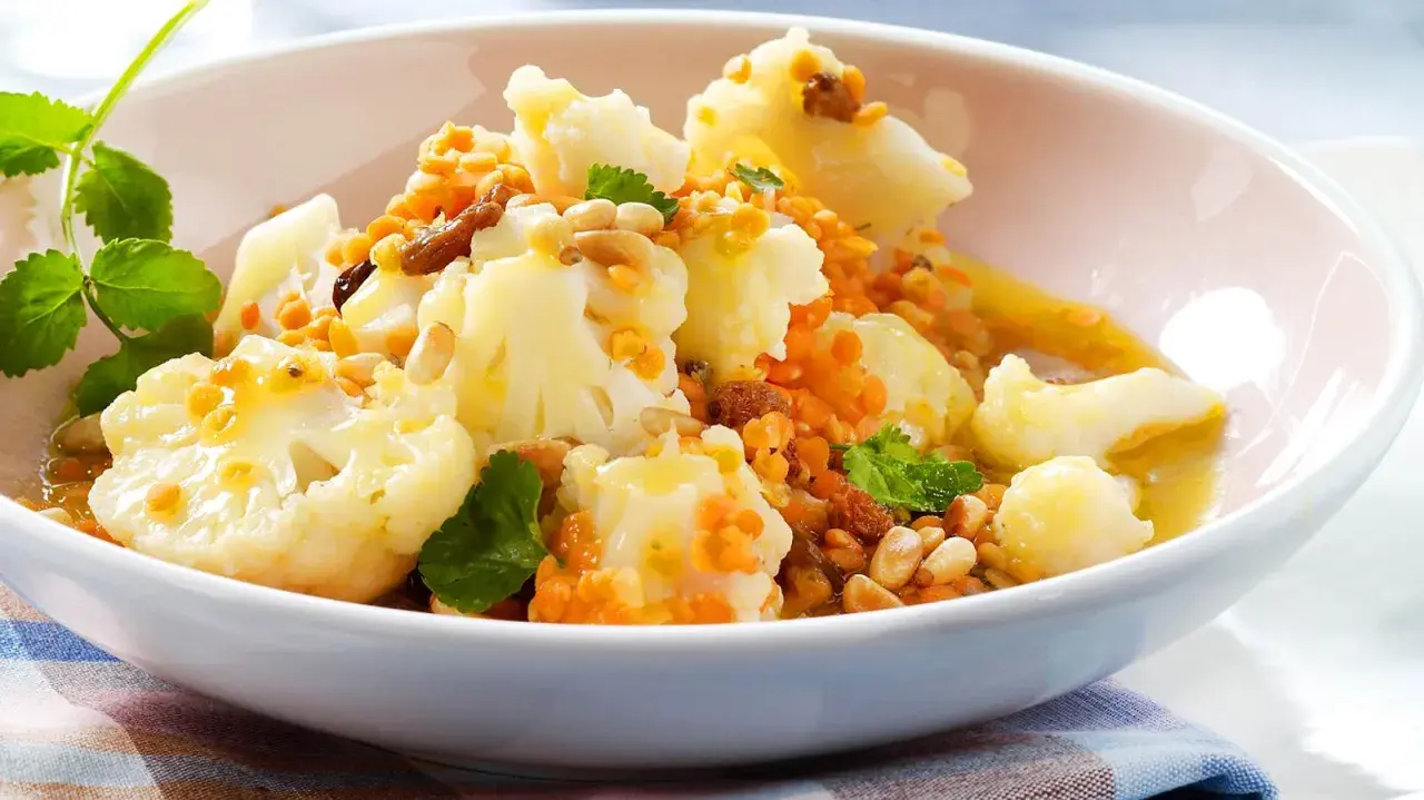 Blumenkohl mit Linsen und Pinienkernen, ein Gericht, das zeigt, wie vielfältig die besten blumenkohl-rezepte sein können.