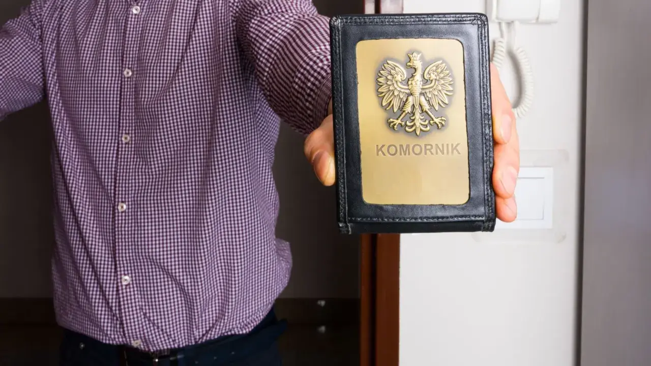 Komornik pokazuje legitymację. Warto znać kwotę wolną od zajęcia komorniczego 2026, by chronić swoje środki.