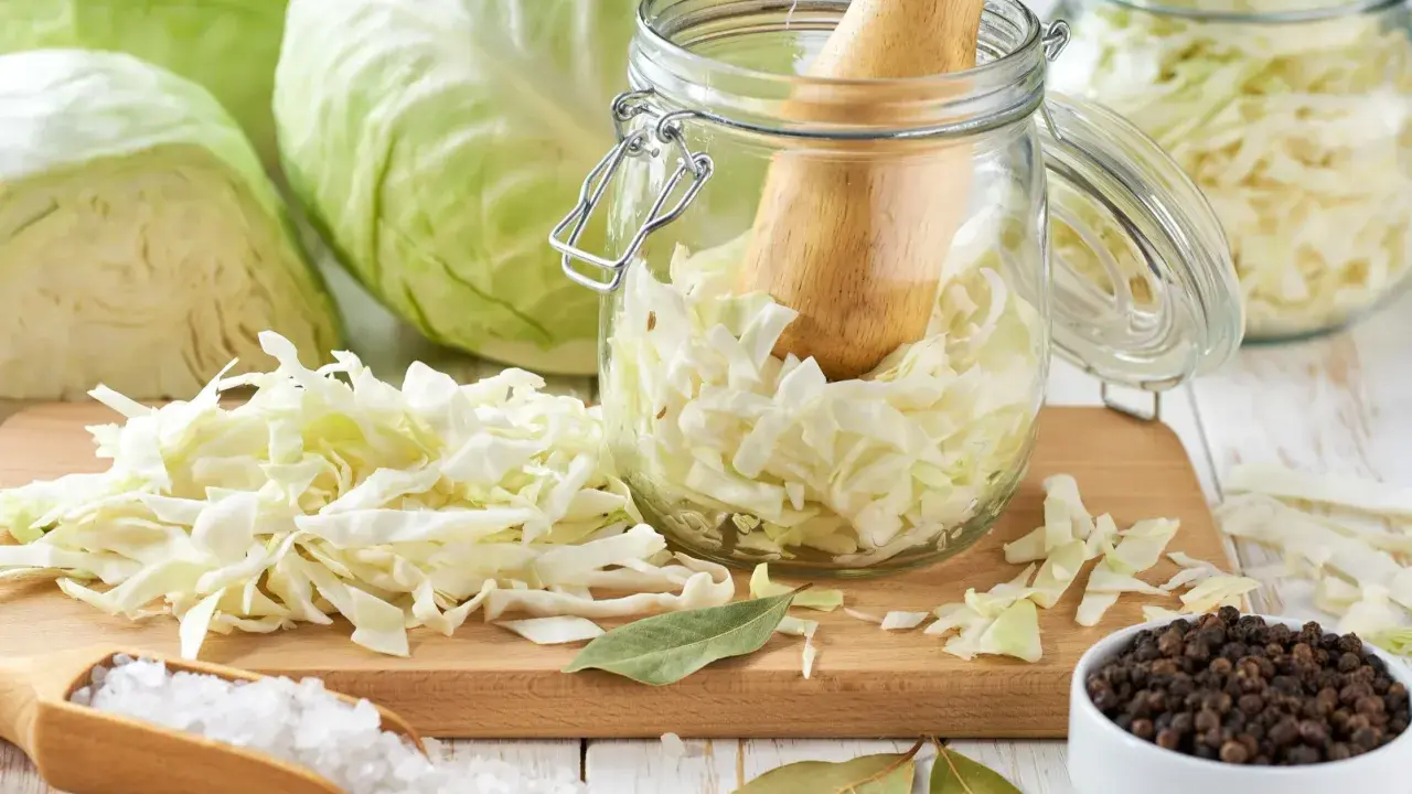 Kebab: Kapusta kiszona czy marynowana? Sekrety smaku i zdrowia