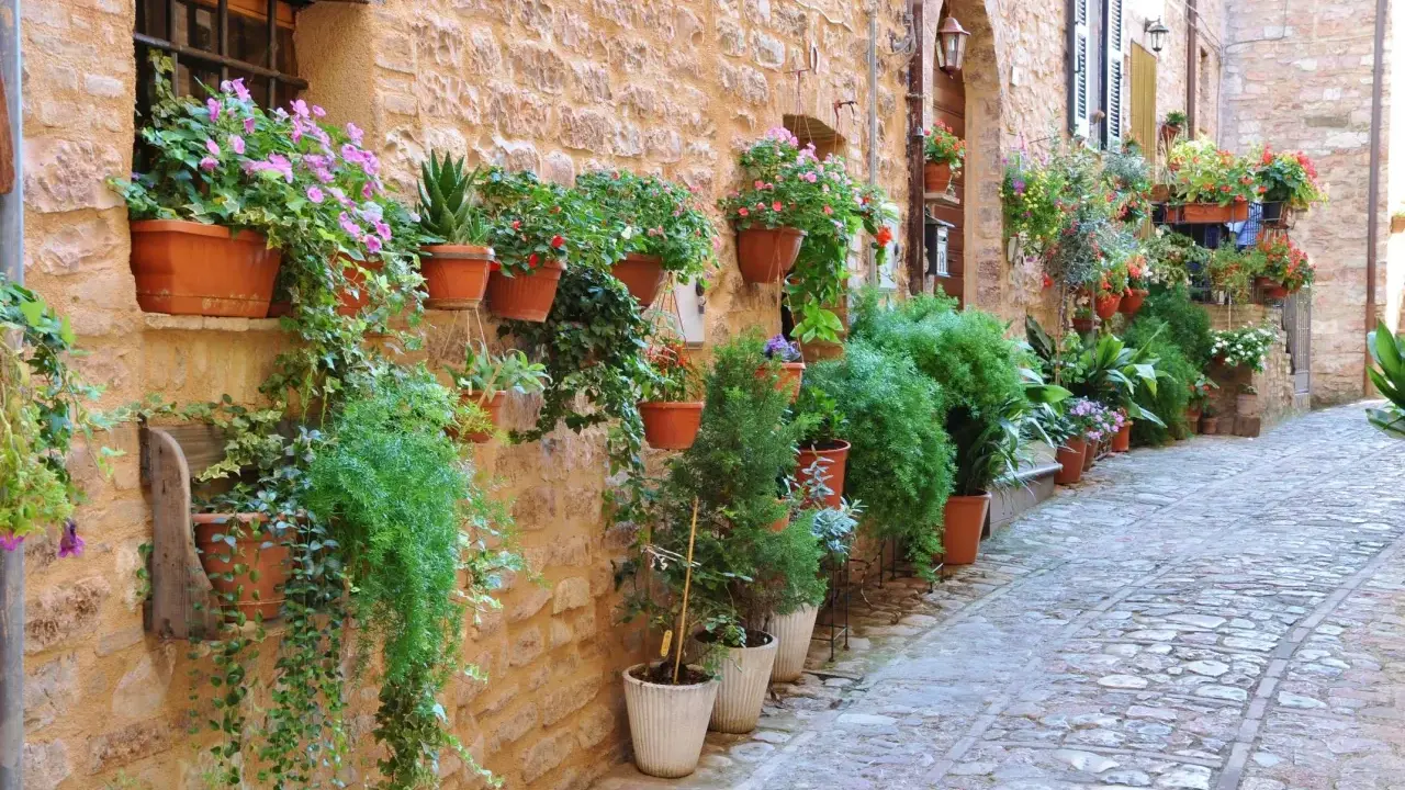 Un vicolo fiorito in Umbria, perfetto per scoprire cosa vedere in Umbria in 4 giorni.