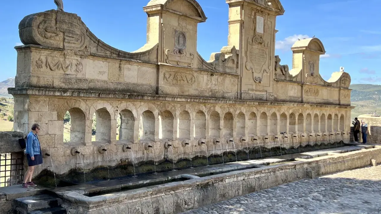 Fontana monumentale con archi e getti d'acqua, un luogo da scoprire ad Agira.