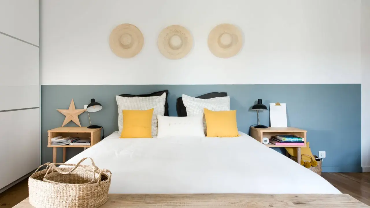 Décoration murale avec trois chapeaux de paille pour comment donner de la hauteur à un plafond bas. Chambre moderne et lumineuse.