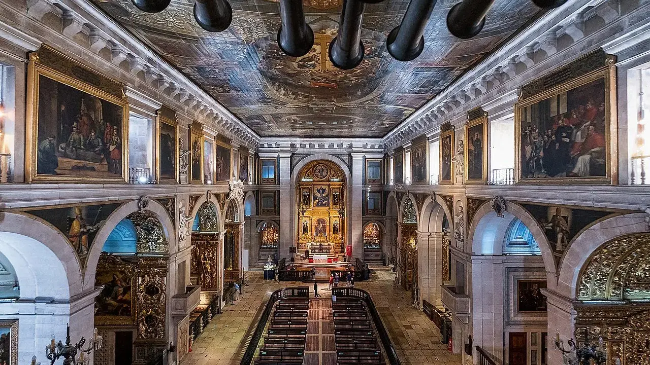 Prachtvoller Innenraum einer der beeindruckenden Lissabon Kirchen, mit bemalter Decke, Gemälden und goldenem Altar.