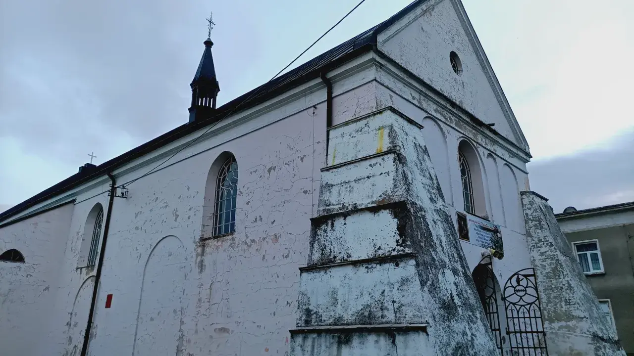 Kościół w **Szczuczynie** z charakterystyczną wieżyczką i ozdobnym portalem.