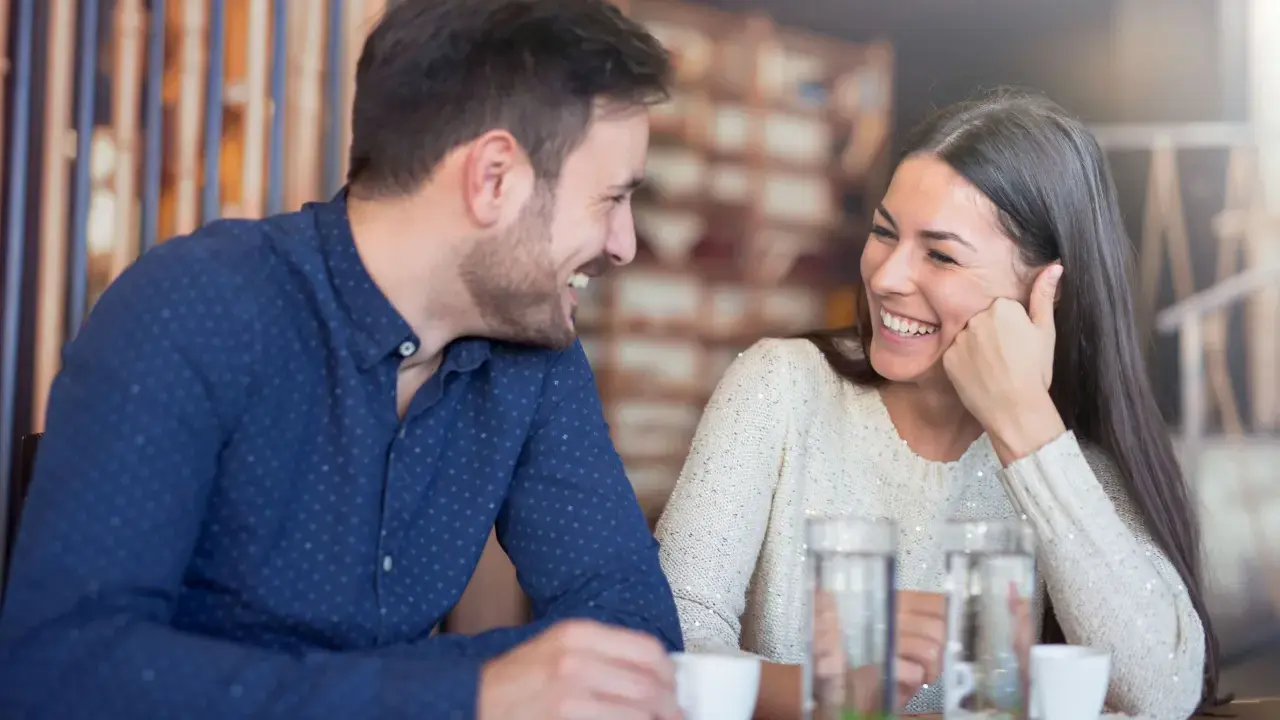 Czy mężczyzna może kokietować? Rozpoznaj sygnały i flirtuj z klasą