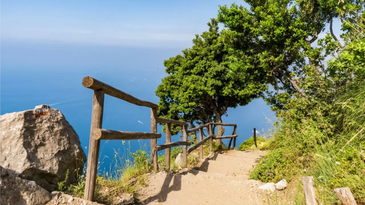Sentiero degli Dei: un percorso mozzafiato con vista sul mare. Quanti km? Circa 7, un'avventura indimenticabile.