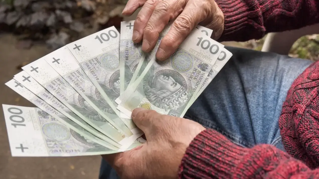 Dłoń trzyma wachlarz banknotów 100 zł. Czy to uczciwy zarobek, czy szalbierstwo?
