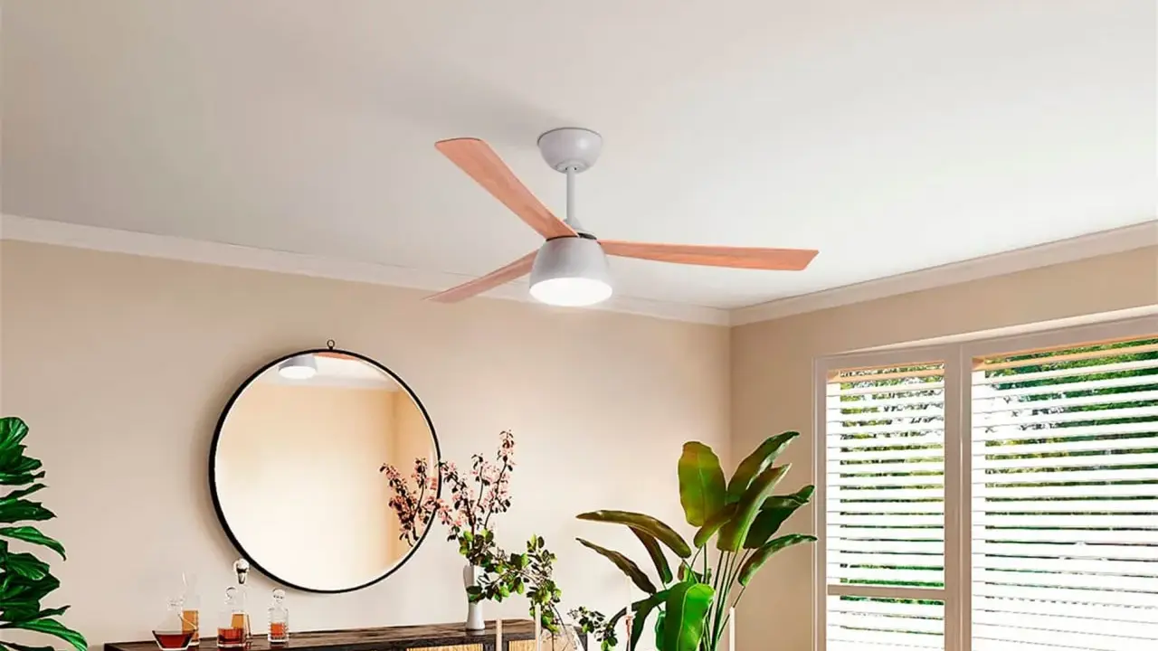 Ventilador de techo con luz integrada y aspas de madera, un ejemplo de los modernos tipos de ventiladores para el hogar.