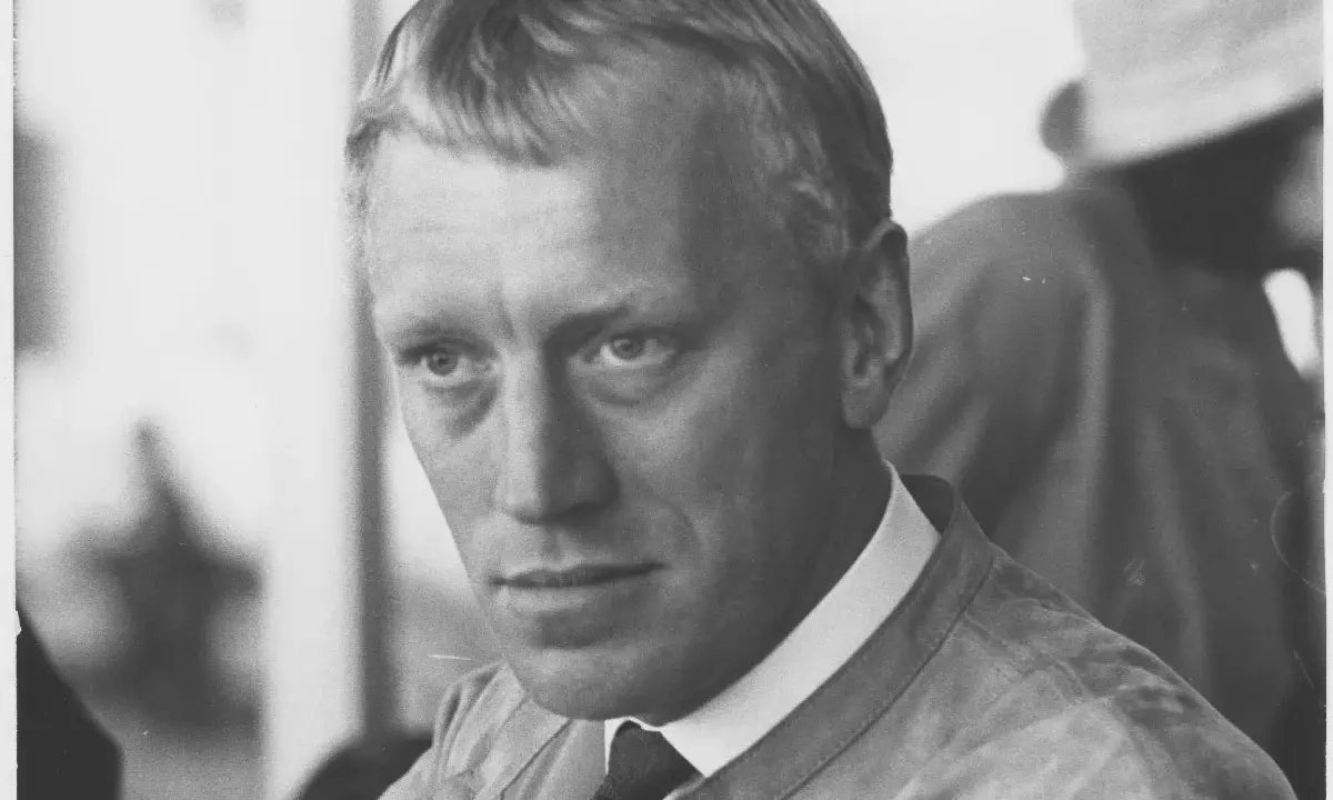 Max von Sydow, en ikonisk skådespelare, blickar intensivt mot kameran. Hans ansikte är känt från många minnesvärda filmer.