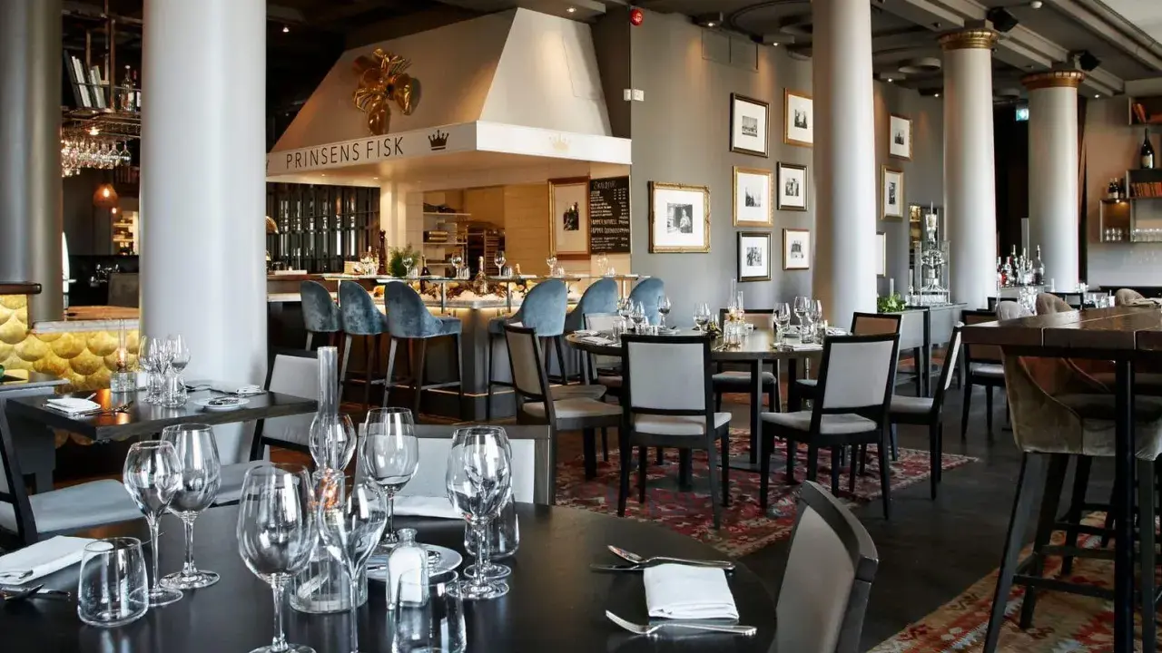 Elegant restaurang med fisktema. Väl dukade bord och bar med blå sammetsstolar. Många positiva fiskekrogen recensioner kan tänkas här.