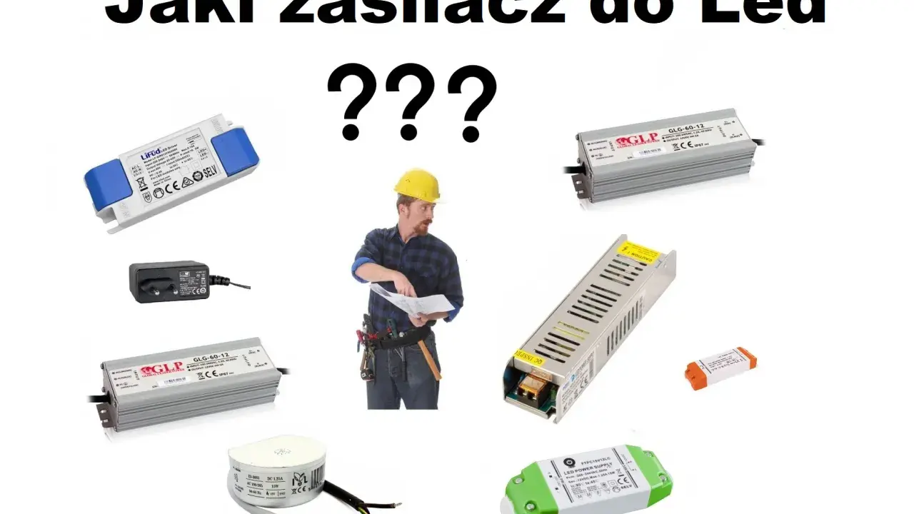 Jaki zasilacz do LED? Różne typy zasilaczy, od małych kostek po większe metalowe obudowy, prezentowane obok budowlańca z planami.