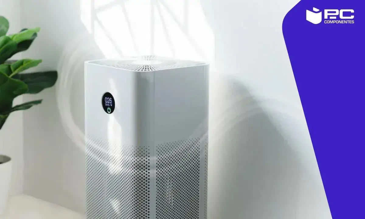 Un purificador de aire blanco con pantalla digital muestra que los deshumidificadores funcionan.