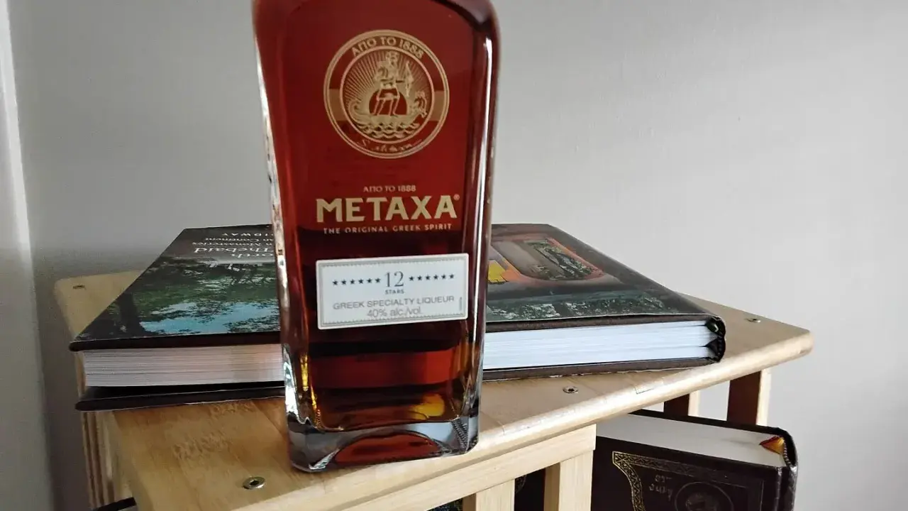 Butelka Metaxy 12 Gwiazdek, greckiego specjału. To jest właśnie metaxa, co to jest - wykwintny trunek.