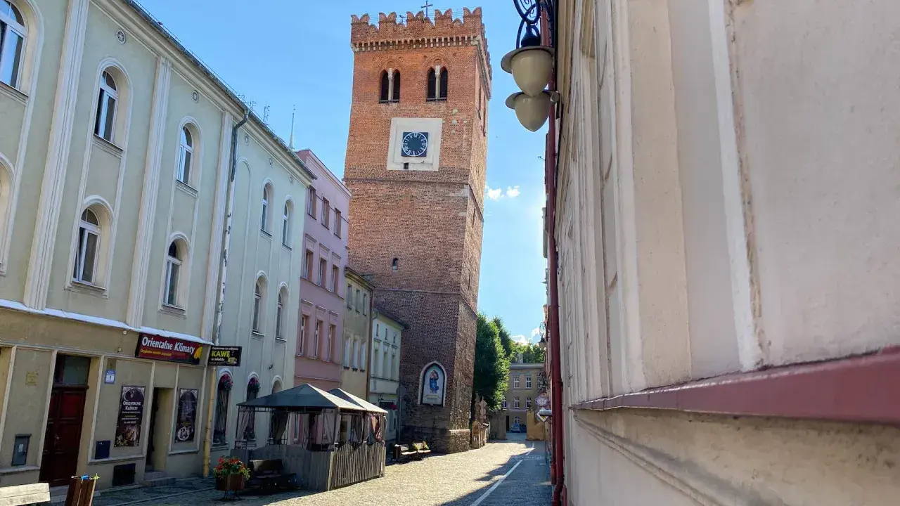 Wieża ciśnień i kolorowe kamienice tworzą urokliwy zakątek, który warto zobaczyć, odkrywając ząbkowice śląskie atrakcje.