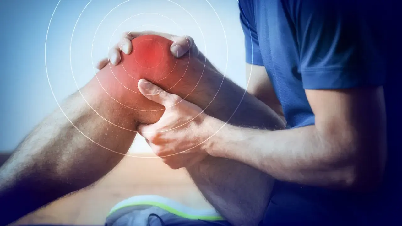 Ból kolana sportowca, który wymaga rehabilitacji sportowej. Czerwony obszar i kręgi wskazują na uraz.