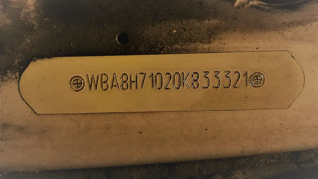 Tabliczka z numerem VIN pojazdu: WBA8H71020K833321.
