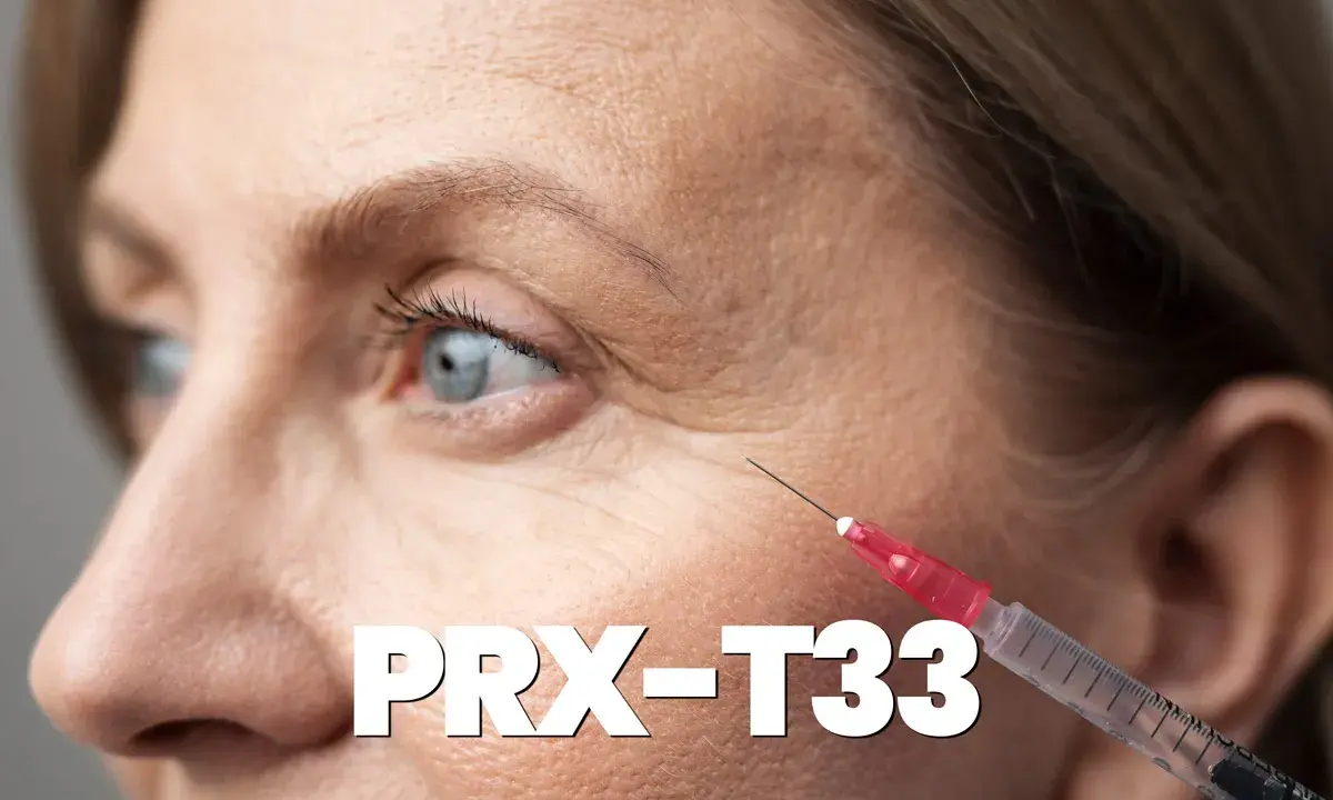 Primo piano del viso di una donna con rughe sottili, con una siringa che si avvicina alla pelle. Il testo "PRX-T33" è sovrapposto.