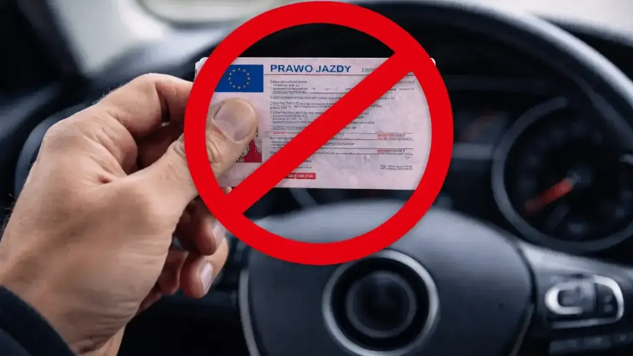 Zakaz prowadzenia pojazdów mechanicznych na 3 lata. Co dalej? Ręka trzyma prawo jazdy pod czerwonym znakiem zakazu, na tle kierownicy samochodu.