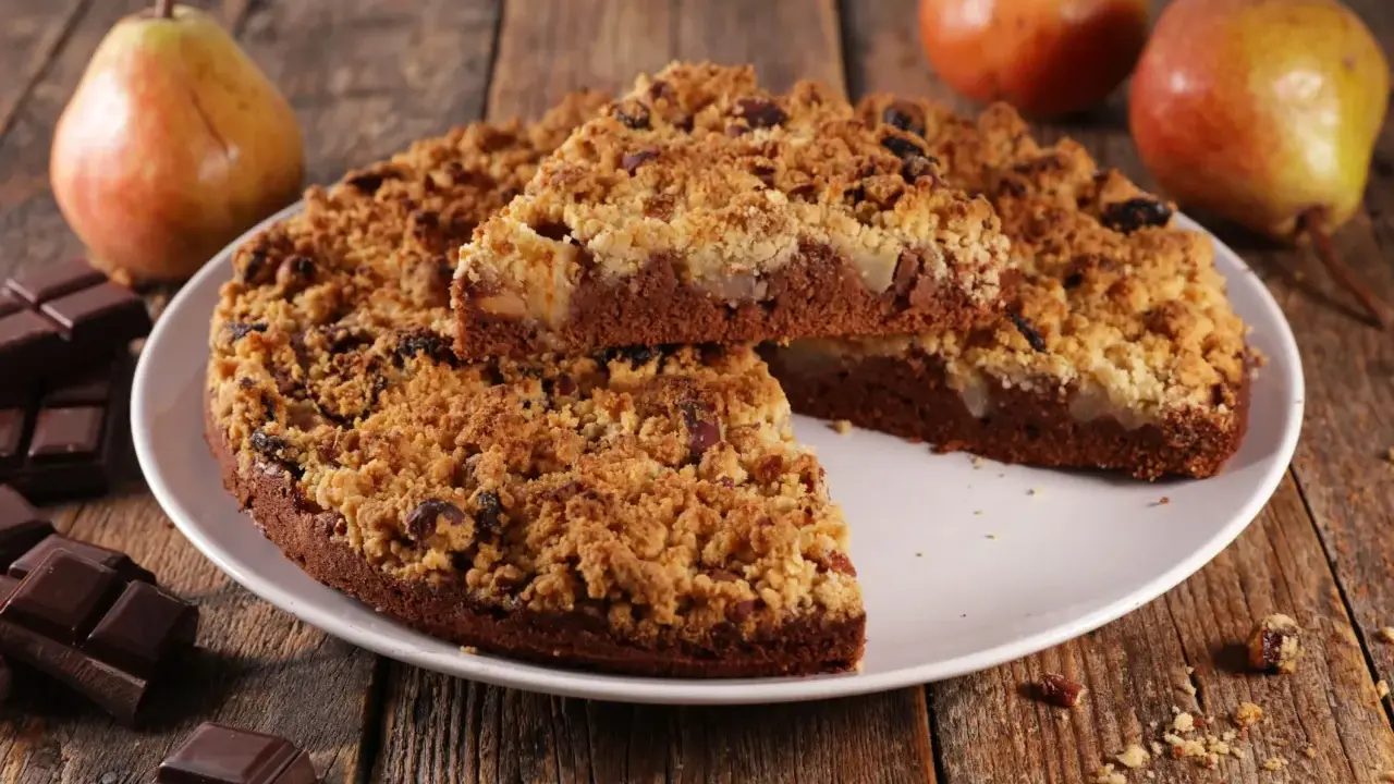 Gâteau au chocolat avec crumble aux pommes et poires, parfait pour une recette crumble pomme poire.
