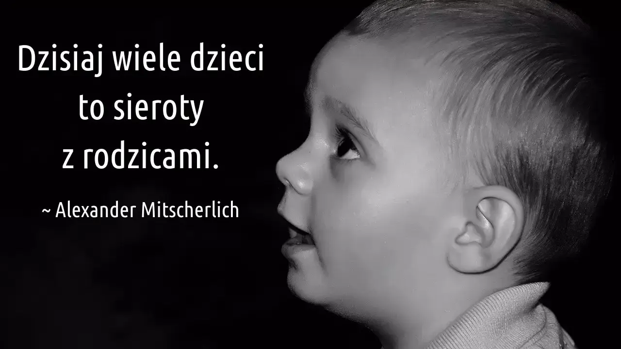 Czarno-białe zdjęcie profilowe dziecka z cytatem o sierotach.