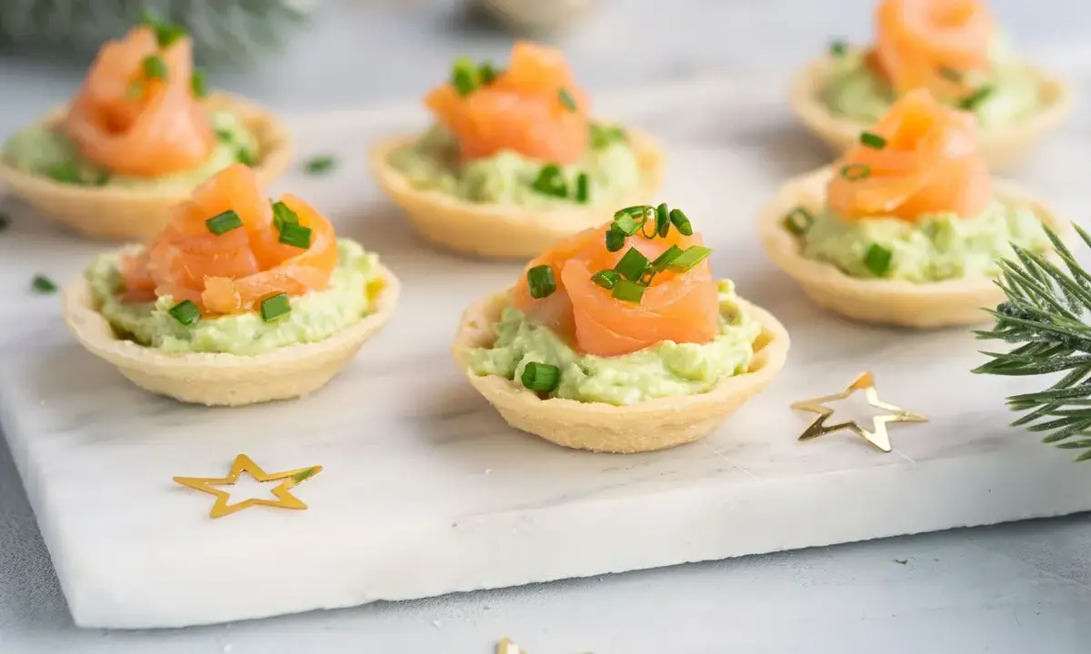 Canapés de salmón y aguacate, un picoteo fácil y rápido para cualquier celebración. Decorados con cebollino y estrellas doradas.
