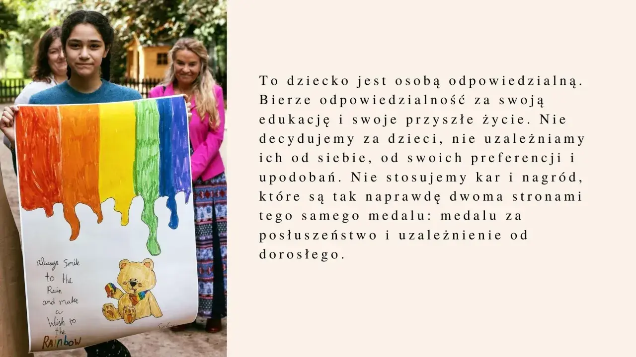 Dziewczynka z tęczowym rysunkiem i misiem. Cytaty Marii Montessori o odpowiedzialności dzieci.