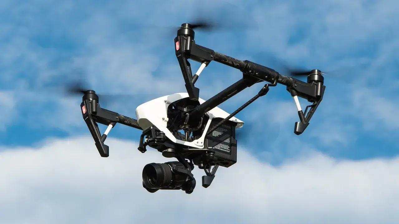 Drone in volo con telecamera. Per pilotarlo in certe situazioni, quando serve il patentino per il drone, è necessaria una licenza.