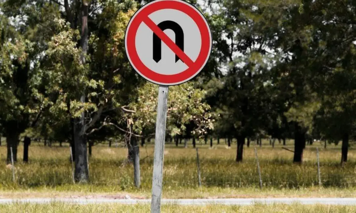 Señal de prohibido girar en U. No se permite la marcha atrás en esta zona.